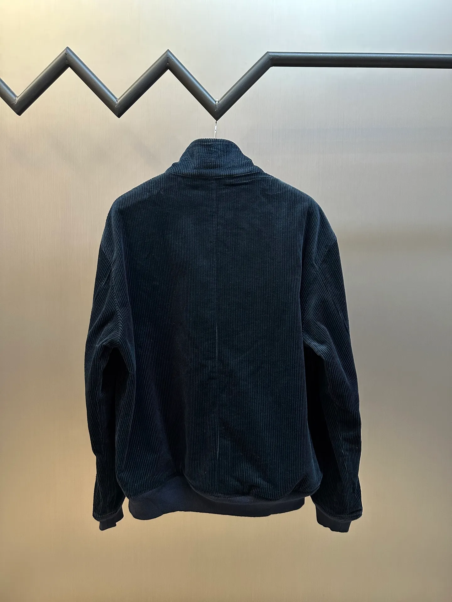 🅿️580 Ralph Lauren Embroidered Corduroy Jacket Customized wide-ribbed corduroy, elegantly presented in a deep navy blue, low-key and luxurious. The exquisite red pony logo is embellished, igniting the overall vitality and passion. The stand-up collar design is simple and elegant.  Using imported machine embroidery technology, advanced computer control systems and precision mechanical components are used to achieve the iconic pony embroidery operation. The template machine opens the bag, and the preset template guides the position, shape and size of the bag. The accuracy ensures the quality of the bag opening effect.  The infrared positioning cutting machine uses an infrared transmitter and an infrared receiver to achieve precise positioning of materials. The accuracy can reach the micron level, thereby meeting the effect of high-precision cutting of plaid alignment.  size：s m l xl